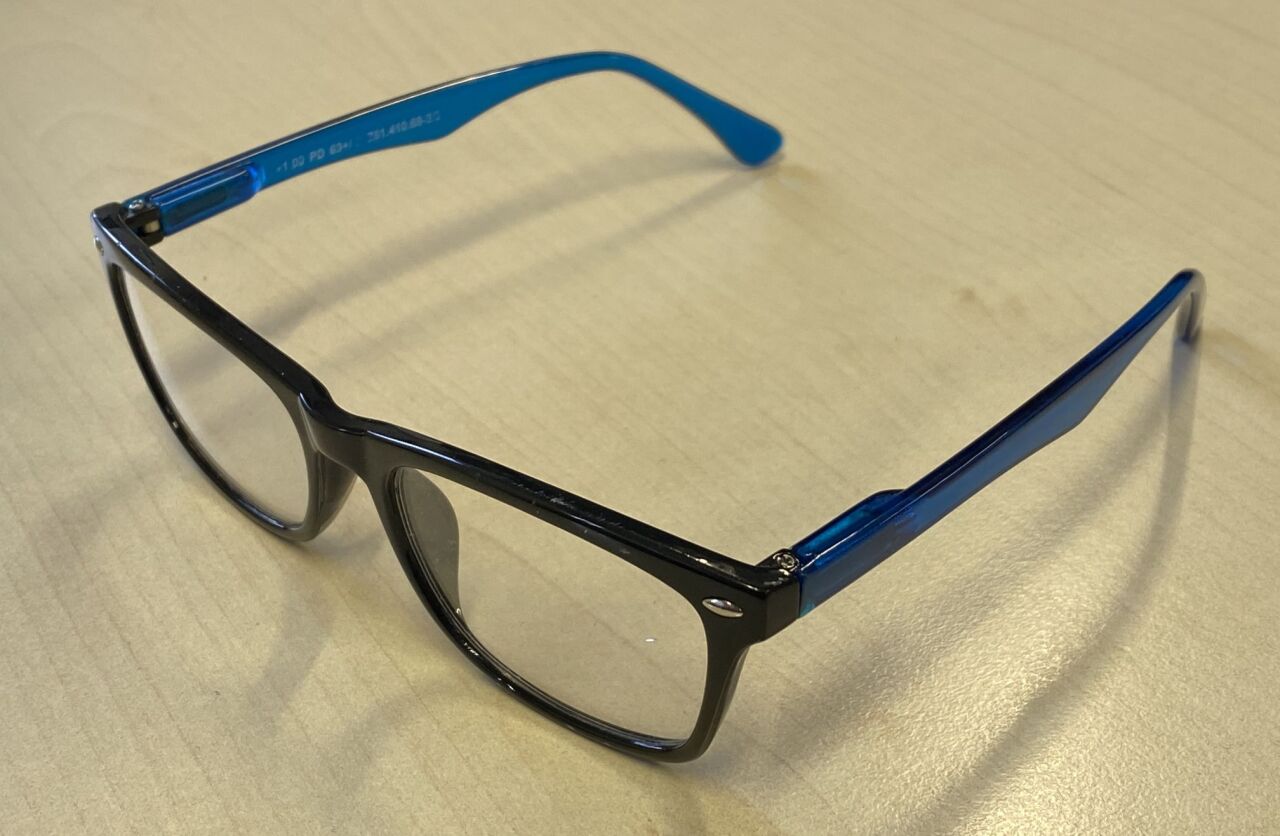 schwarz/blaue Brille