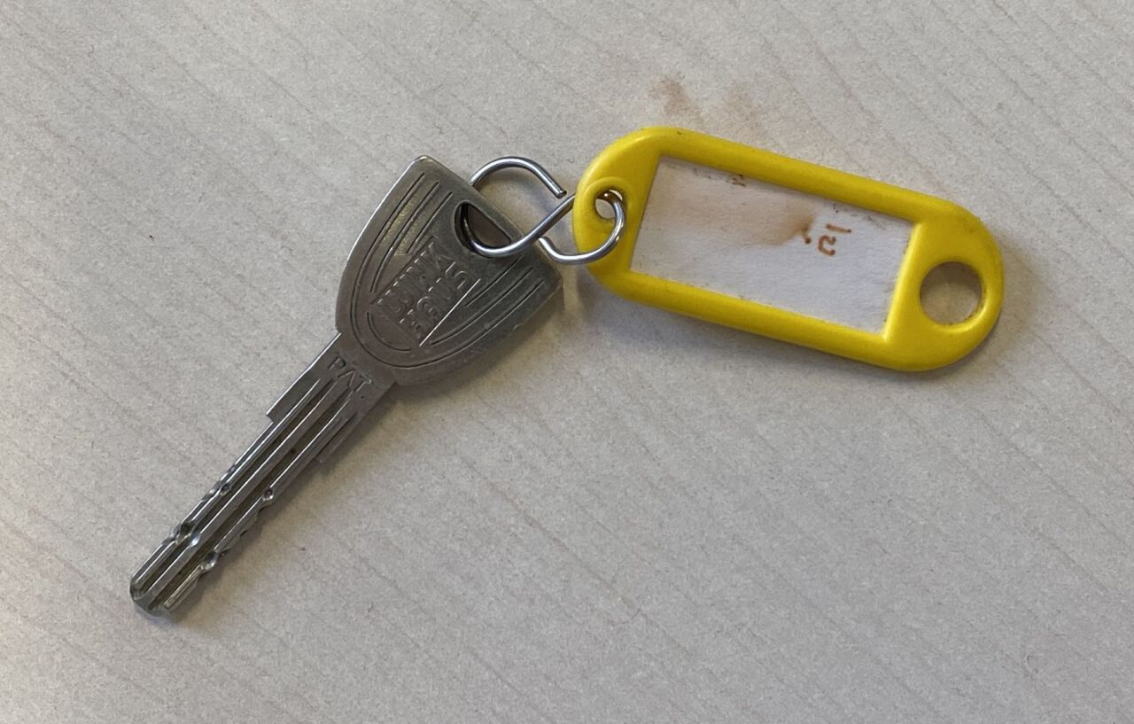 Schlüssel mit gelben Anhänger
